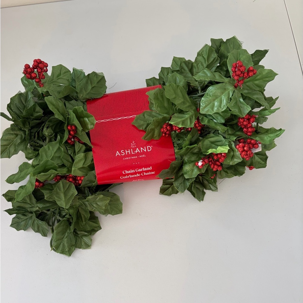 Ashland Holiday Garland with Red Berries and Guirlande chain Leaves 6ft